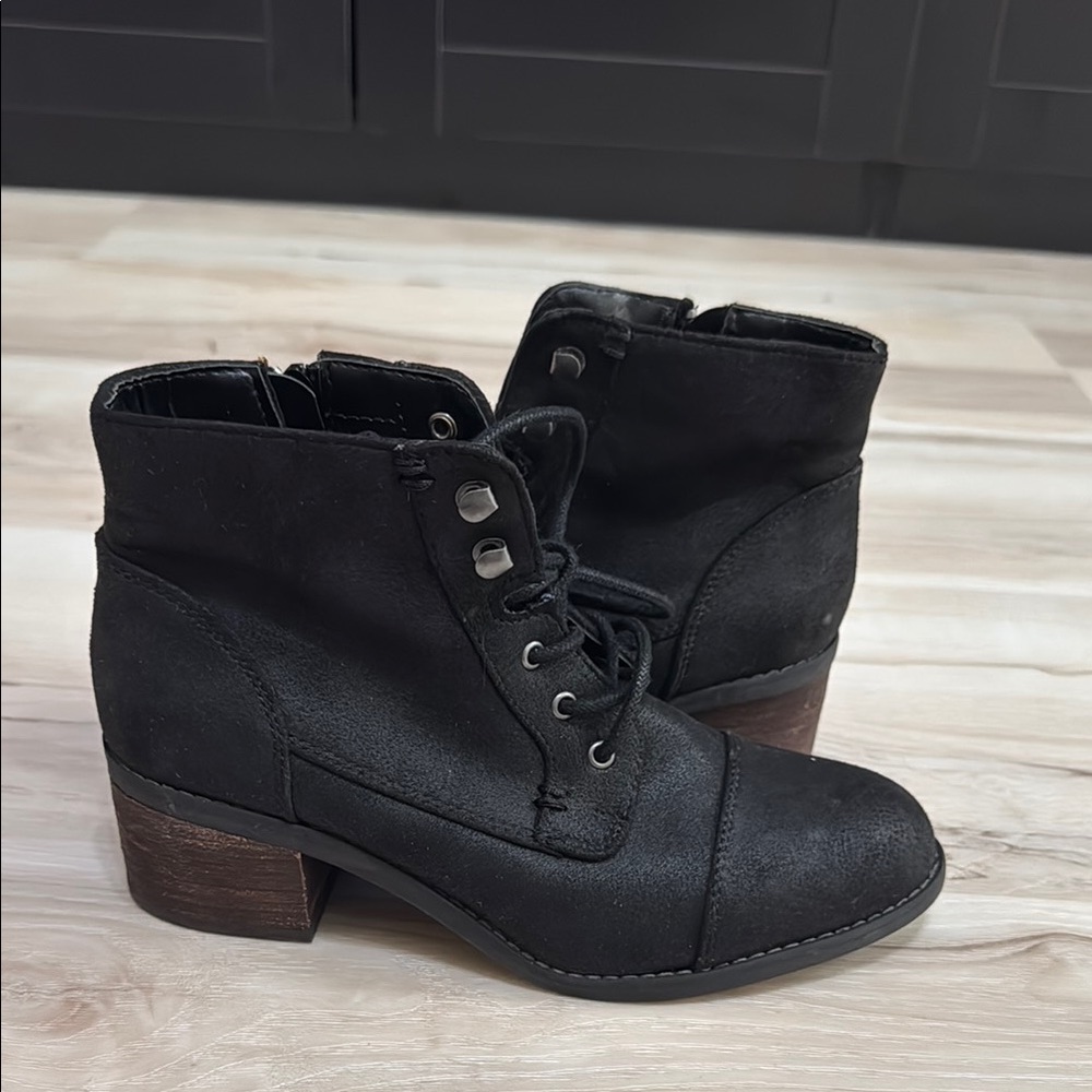 Bella Vita Sarina Black Lace Up Ankle Booties Size 6 Like New